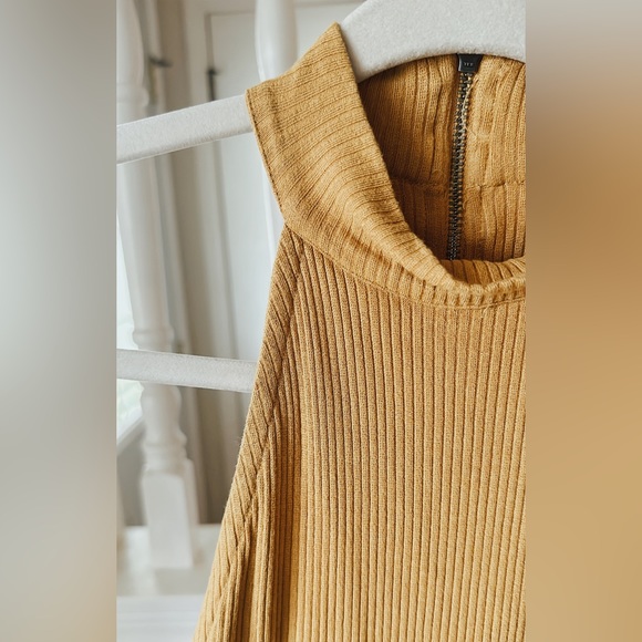 RVCA top size small - Picture 3 of 5